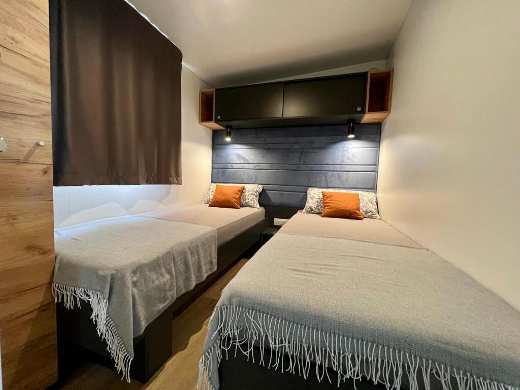 Villa Family Grand De Luxe Mobilhome Селце Екстериор снимка