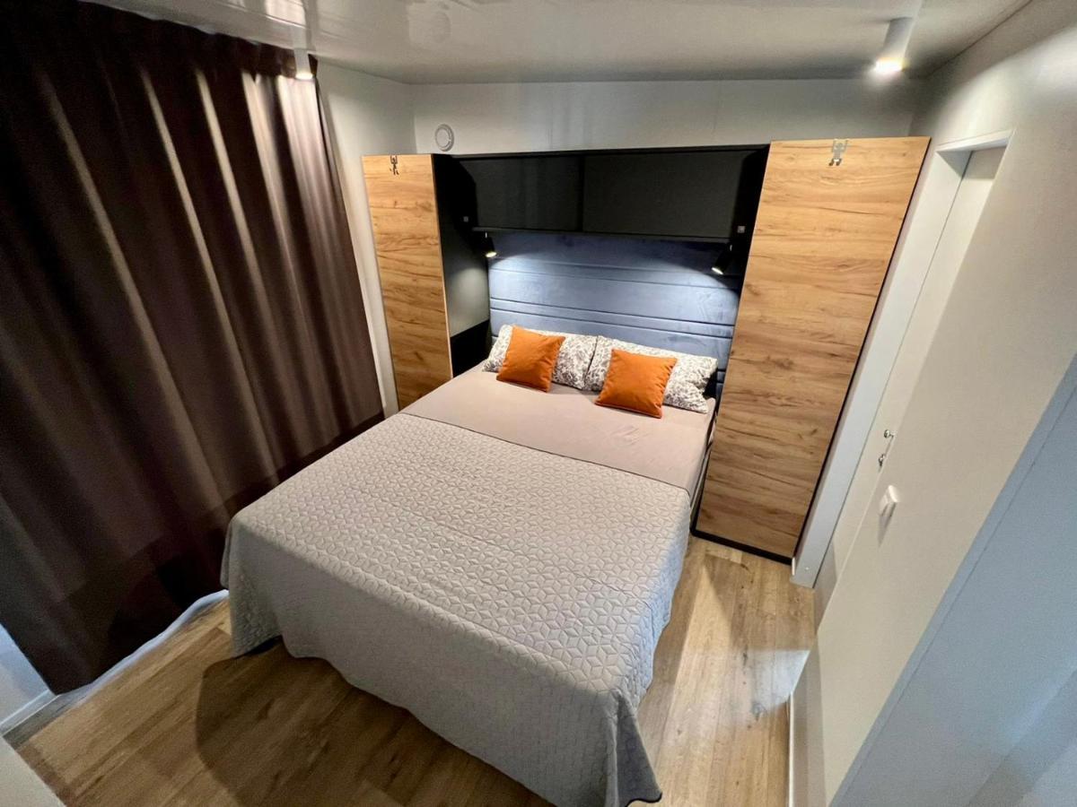 Villa Family Grand De Luxe Mobilhome Селце Екстериор снимка