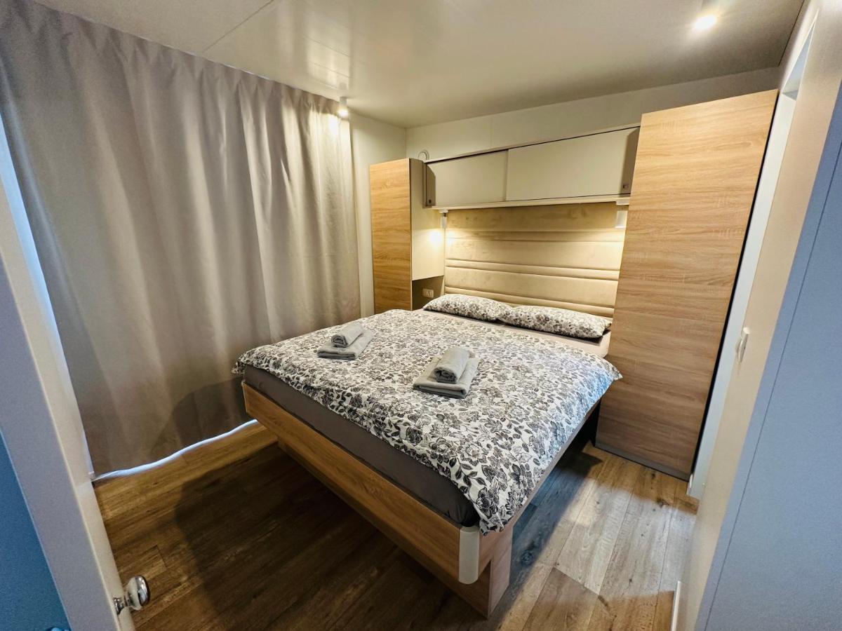 Villa Family Grand De Luxe Mobilhome Селце Екстериор снимка
